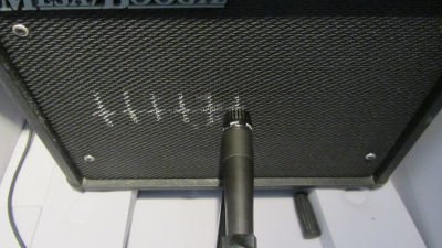 Le micro SM57 au centre du HP